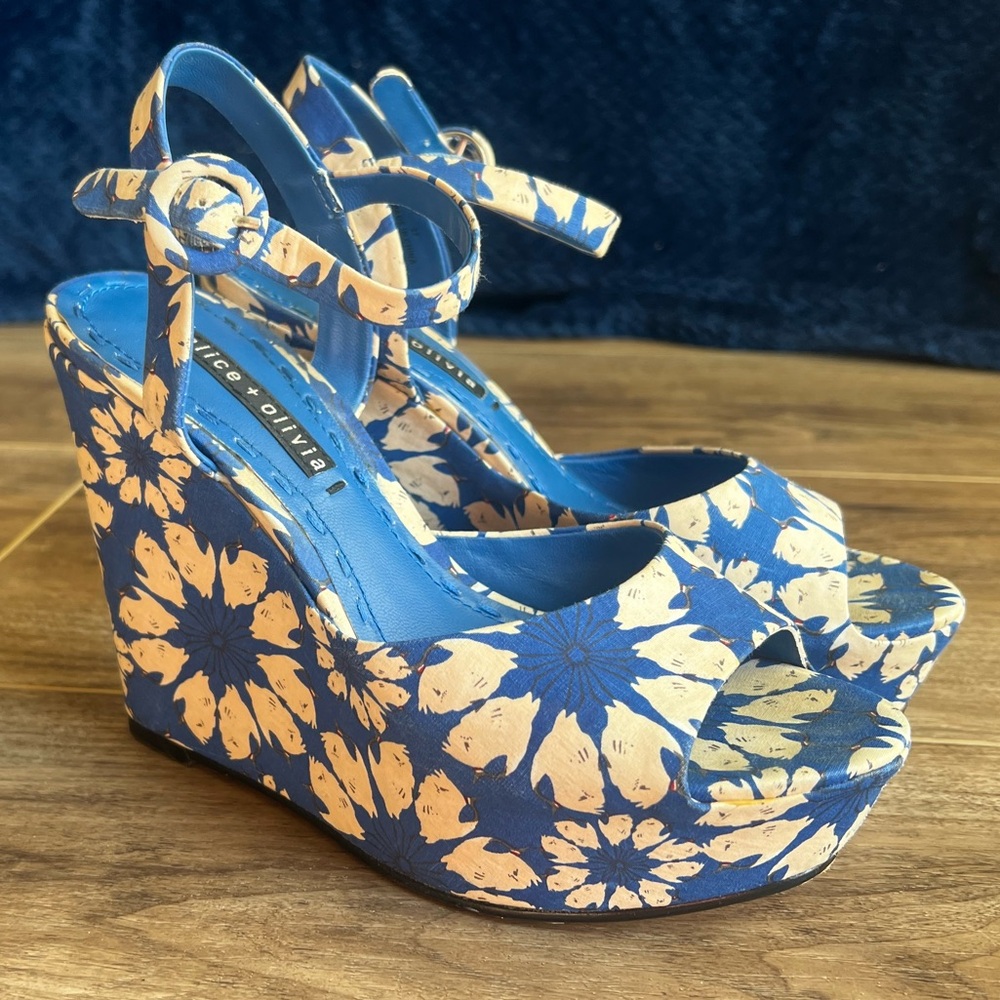 Alice + Olivia Jenna Daisy wedge print Blue and Cream  Sandals 6.5